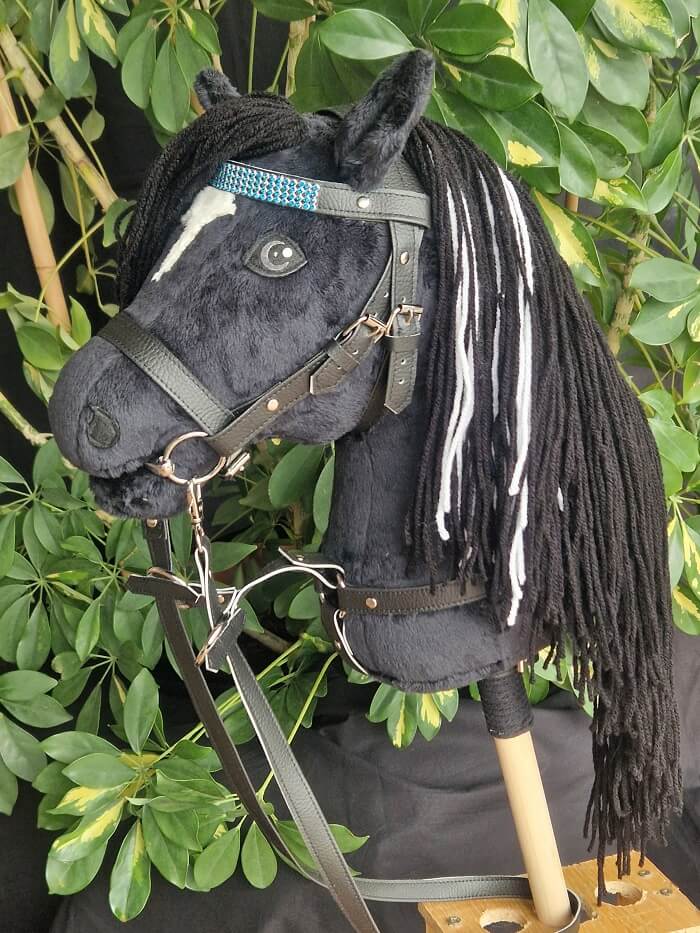 Hobby Horse Schwarzer mit Martingal