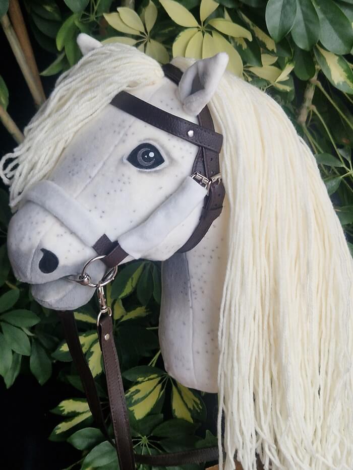 Hobby Horse wollweiß mit Sprenkel