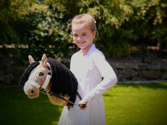 Kind mit Hobby Horse