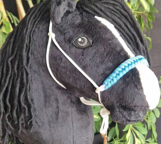 Hobby Horse Schwarzer mit Knotenhalfter