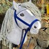 Hobby Horse hellgrau mit Trense und hellgrauer Maehne