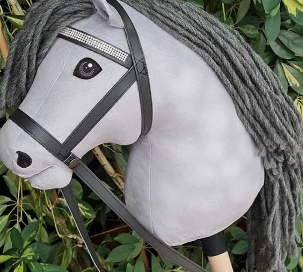 Hobby Horse Apelschimmel aus einem Stoffpanel Trense ohne Gebiss