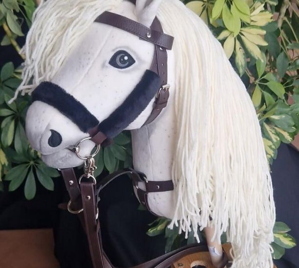 Hobby Horse wollweiss mit Martingal